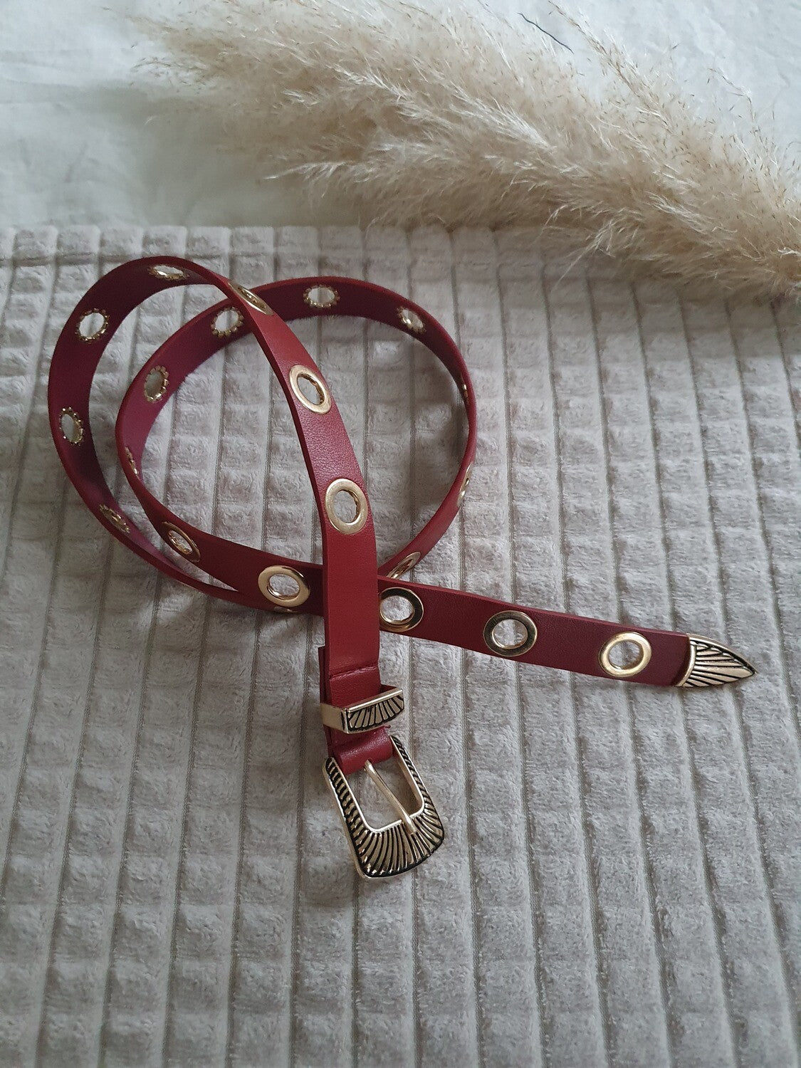 Ceinture bordeaux à oeillets plusieurs crans boucle dorée