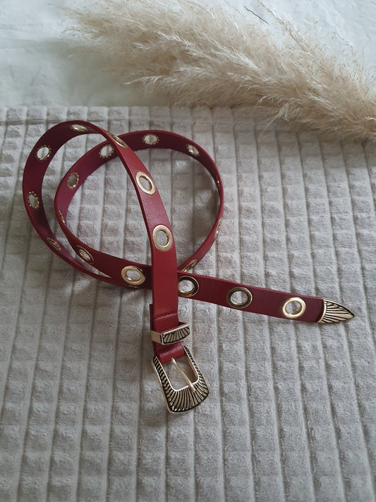 Ceinture bordeaux à oeillets plusieurs crans boucle dorée