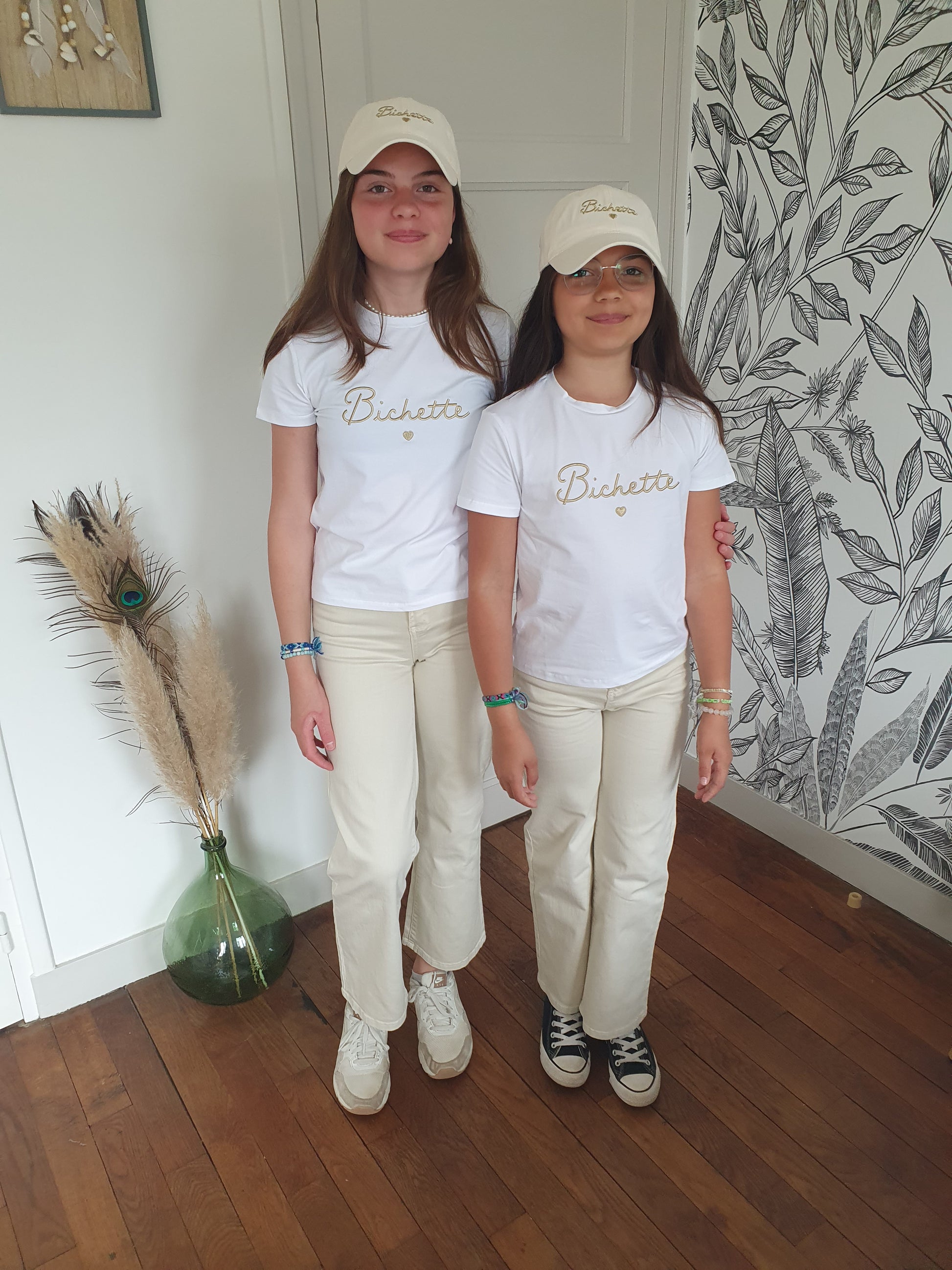 Jean large beige écru avec coeur doré brodé sur poche