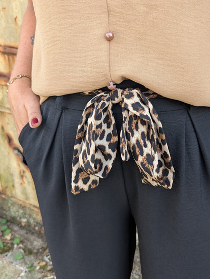 Pantalon fluide noir jambes larges ceinture léopard