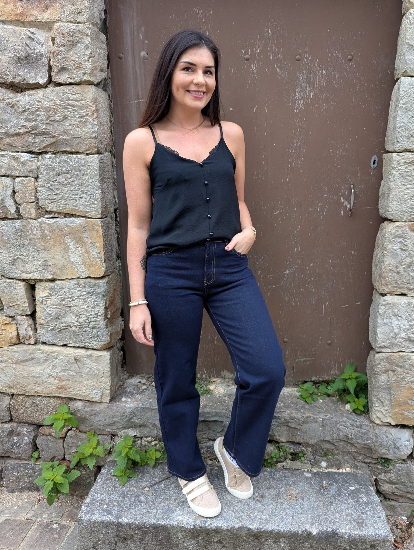 Top débardeur fluide noir avec boutons devant