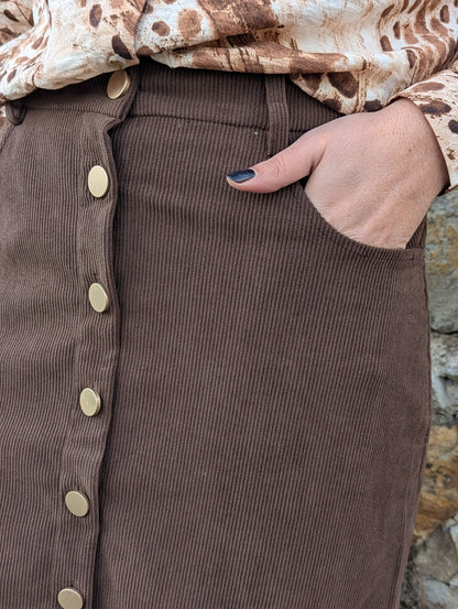 Jupe marron chocolat en velours côtelé avec boutons devant