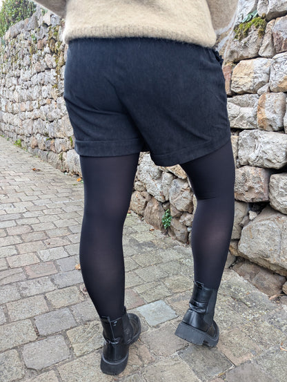 Short noir en velours côtelé avec poches fronces
