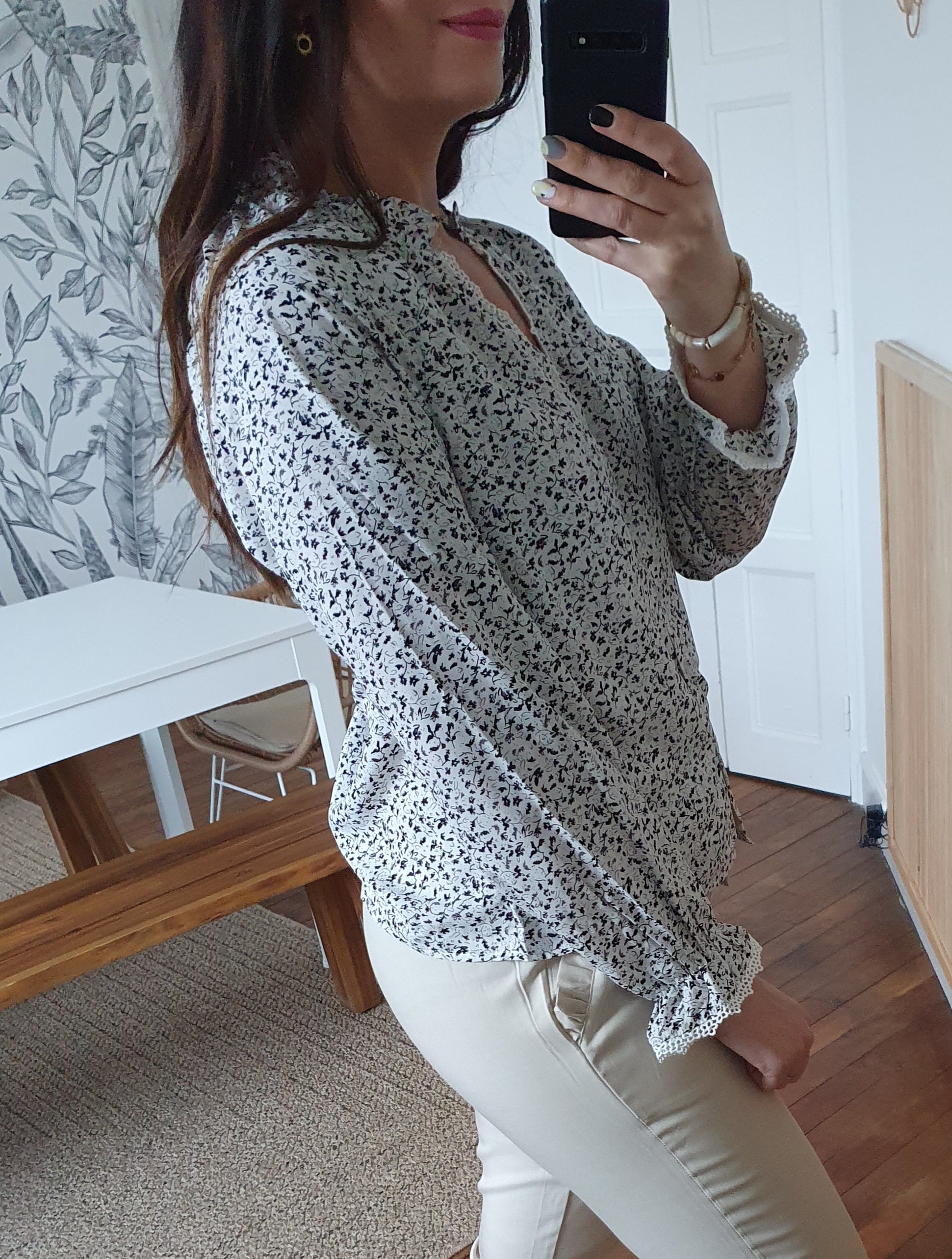 Blouse fleurie blanc et noir fluide avec boutons devant