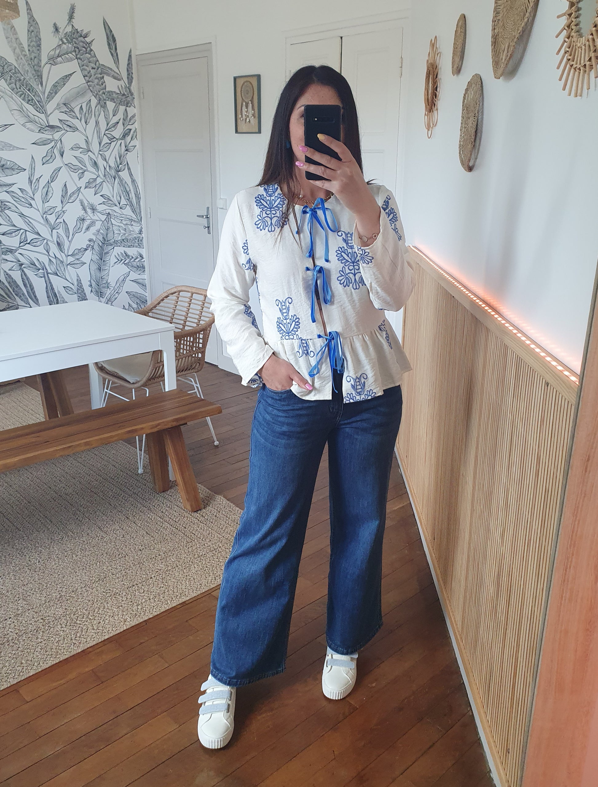Blouse écru bleu avec broderies et fermeture noeuds devant