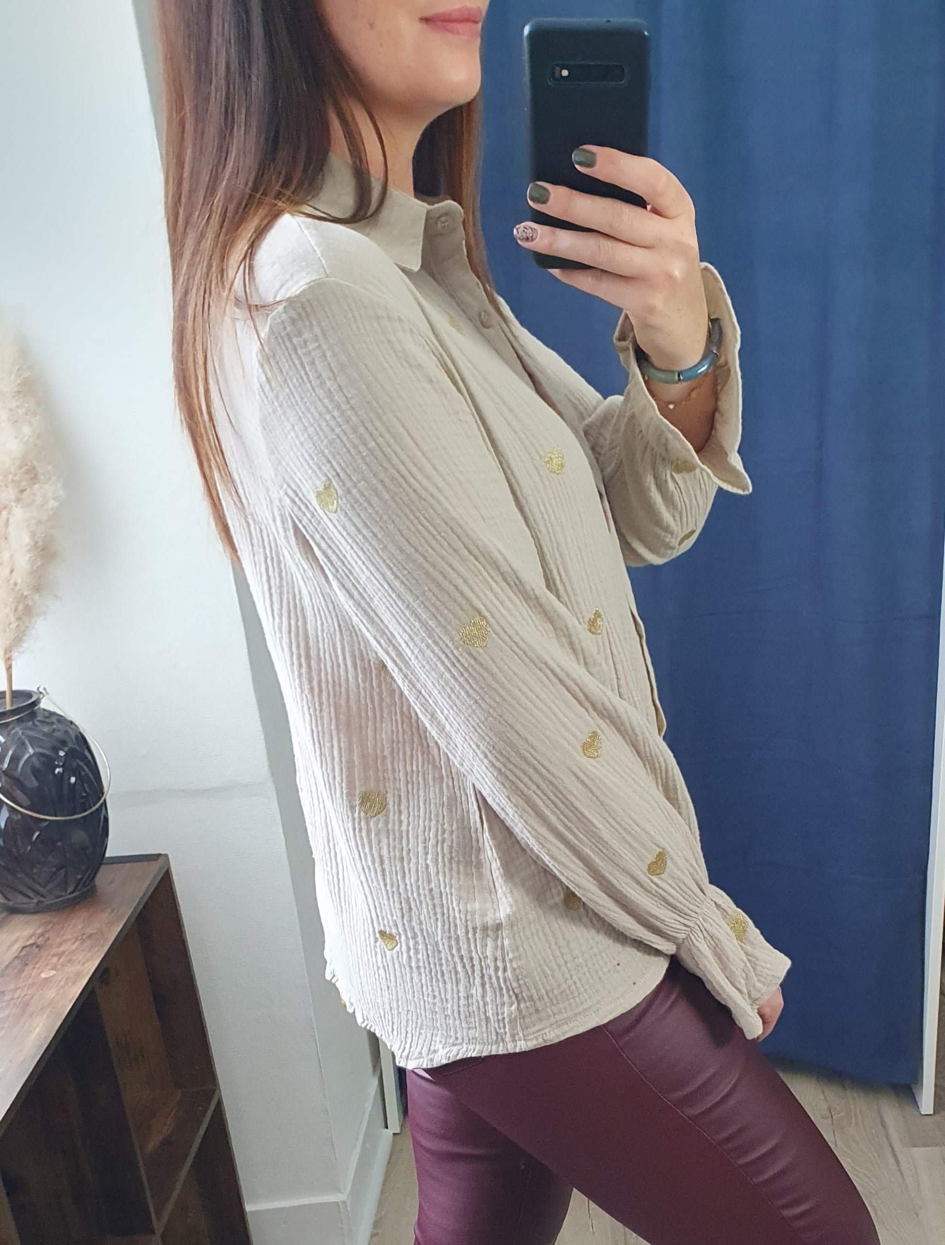 Chemise gaze de coton beige avec coeurs dorés femme