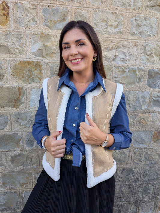 Veste sans manche suédine et mouton beige avec broderies