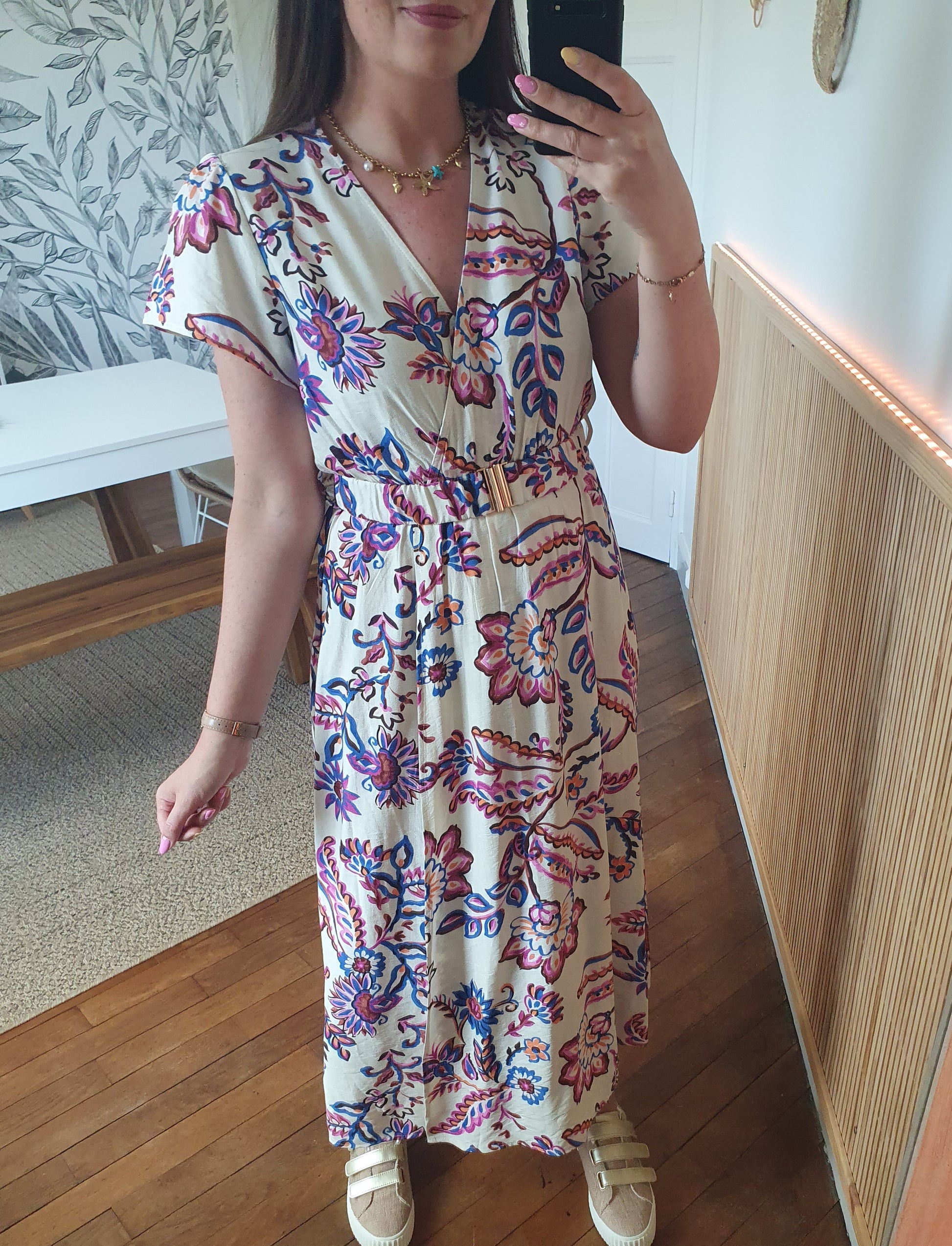 Robe longue fleurie écru rose bleu avec ceinture et fente