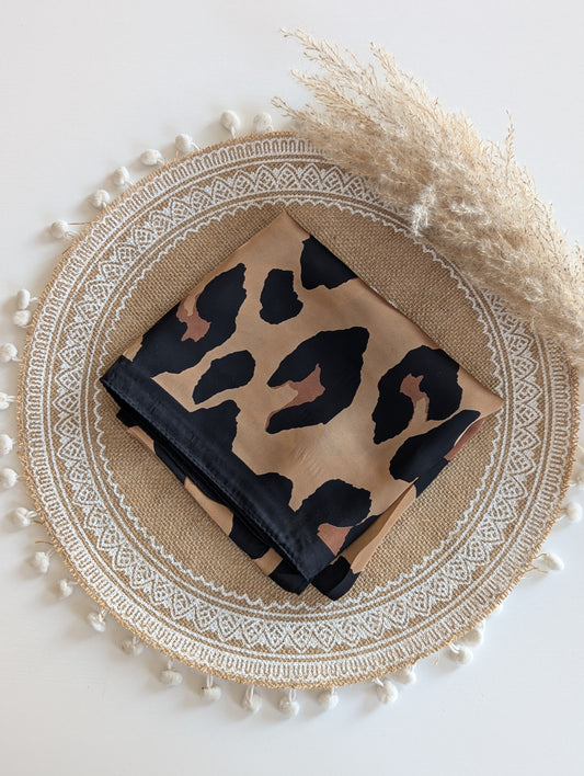 Foulard carré léopard satiné marron et noir
