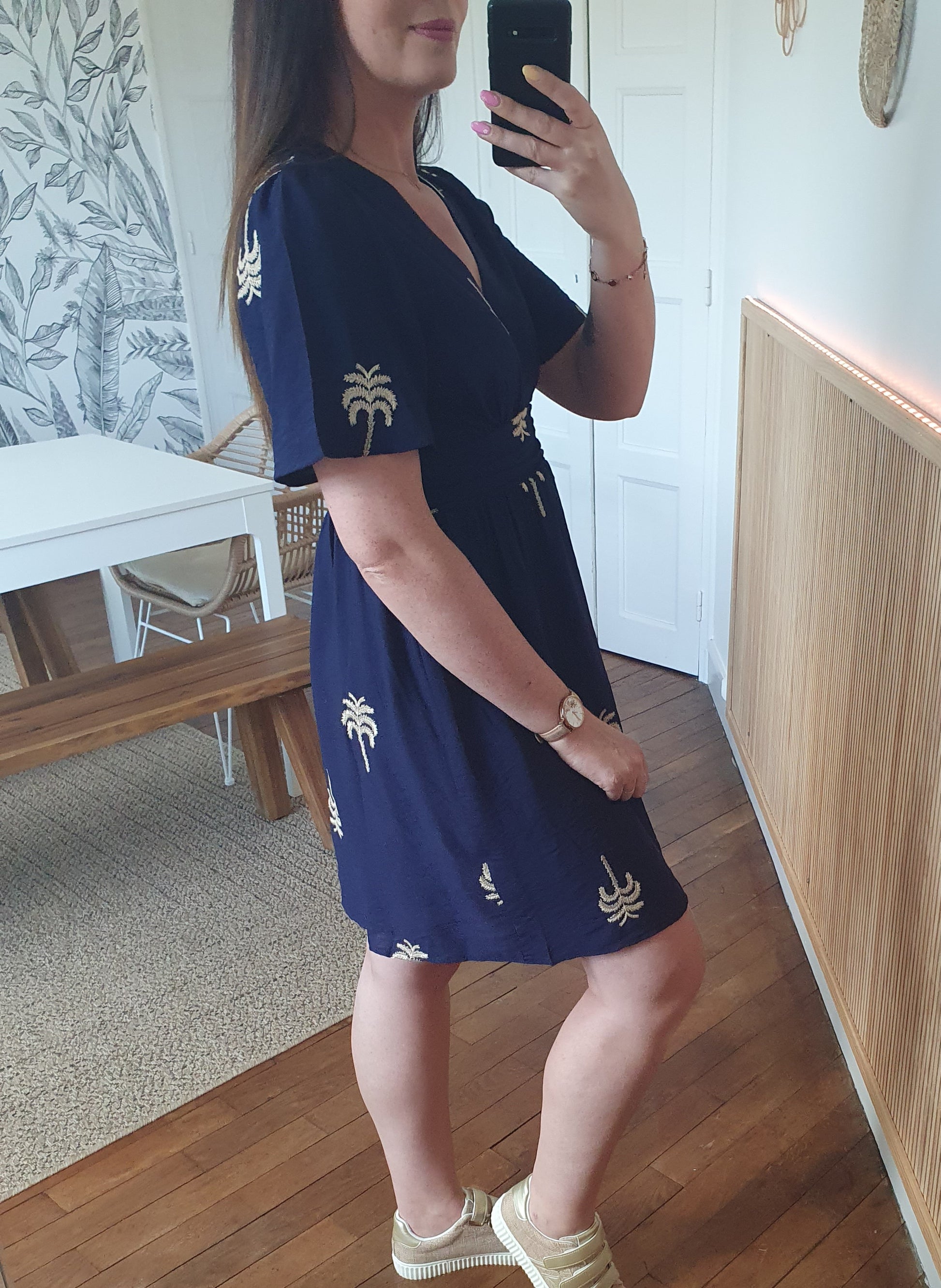 Robe bleu marine avec palmiers beige tendance pour l'été