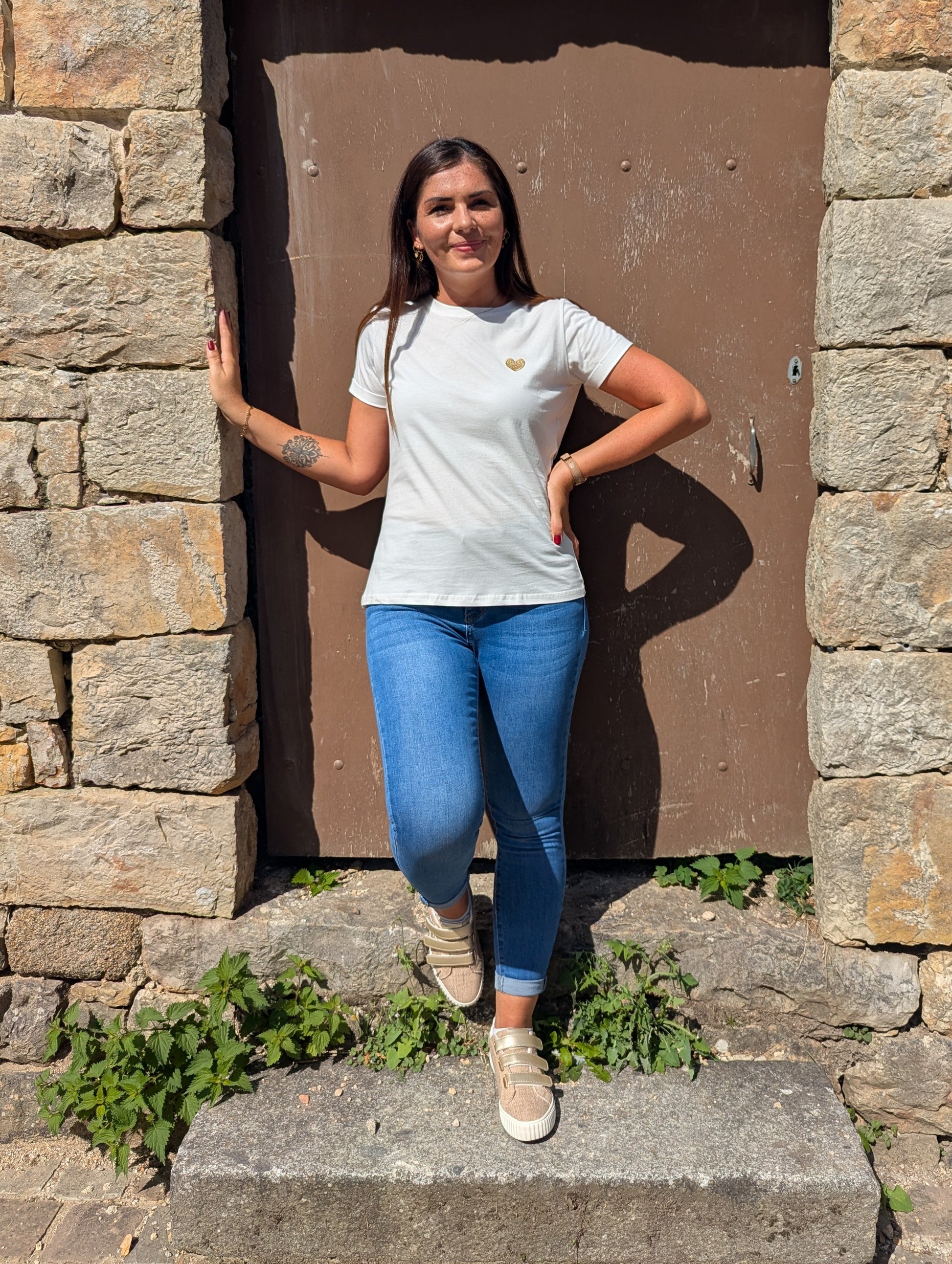 T-shirt blanc avec petit coeur doré col rond