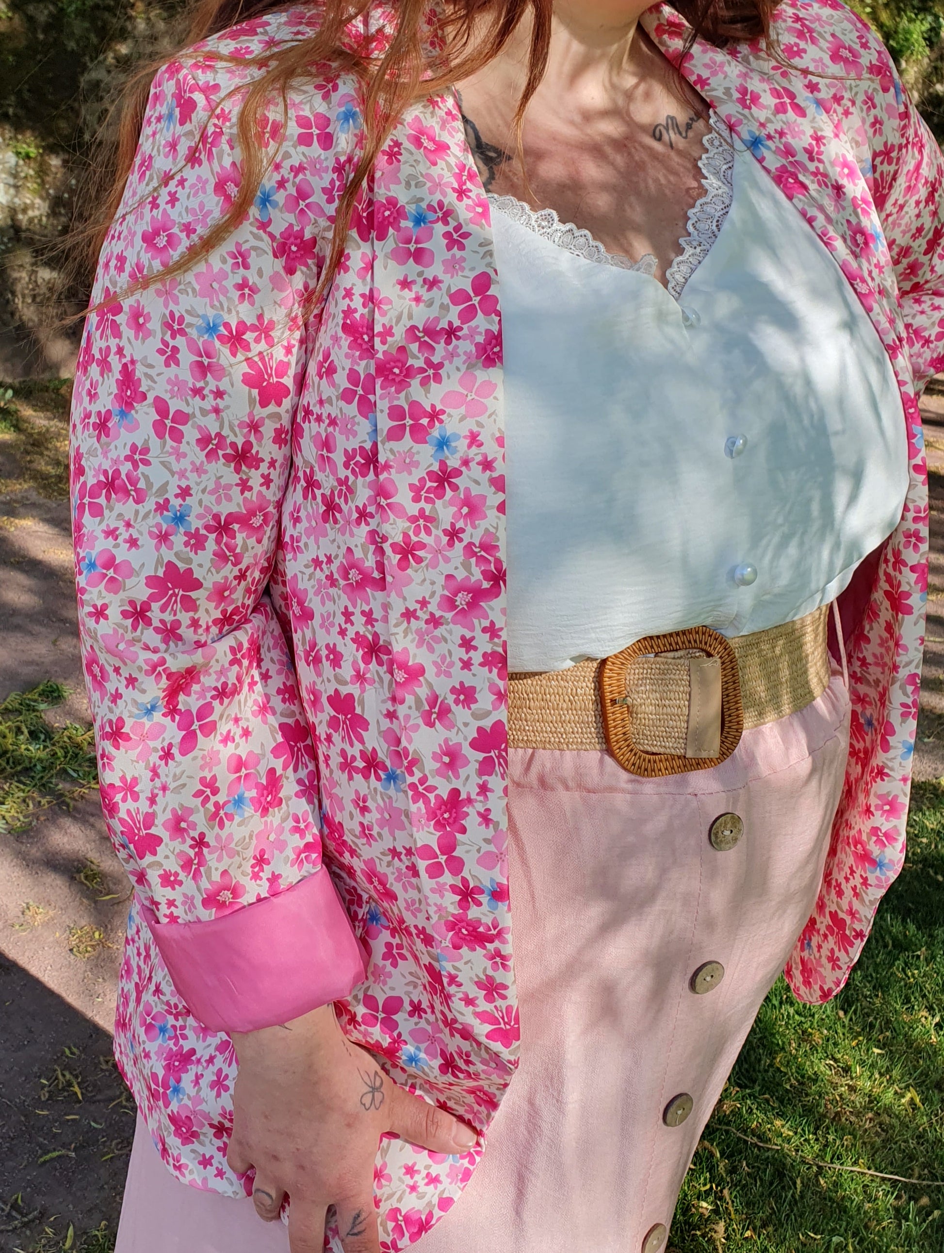 Blazer fluide motif fleuri rose et blanc grande taille curvy