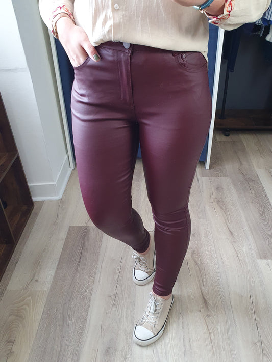 Pantalon en simili cuir bordeaux matière stretch femme