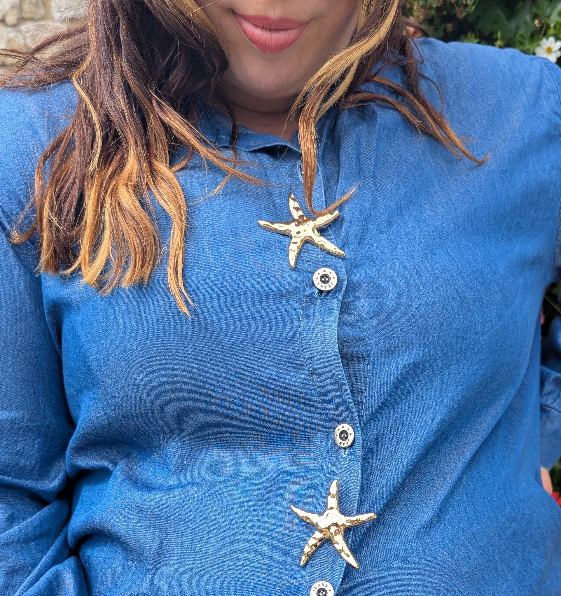 Chemise jean tencel bleu avec broches étoile de mer