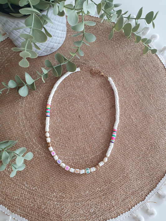 Collier en perles blanc multicolore mot amour pour femme