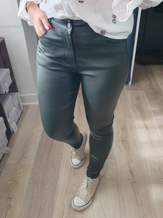 Pantalon en simili cuir vert olive kaki matière stretch
