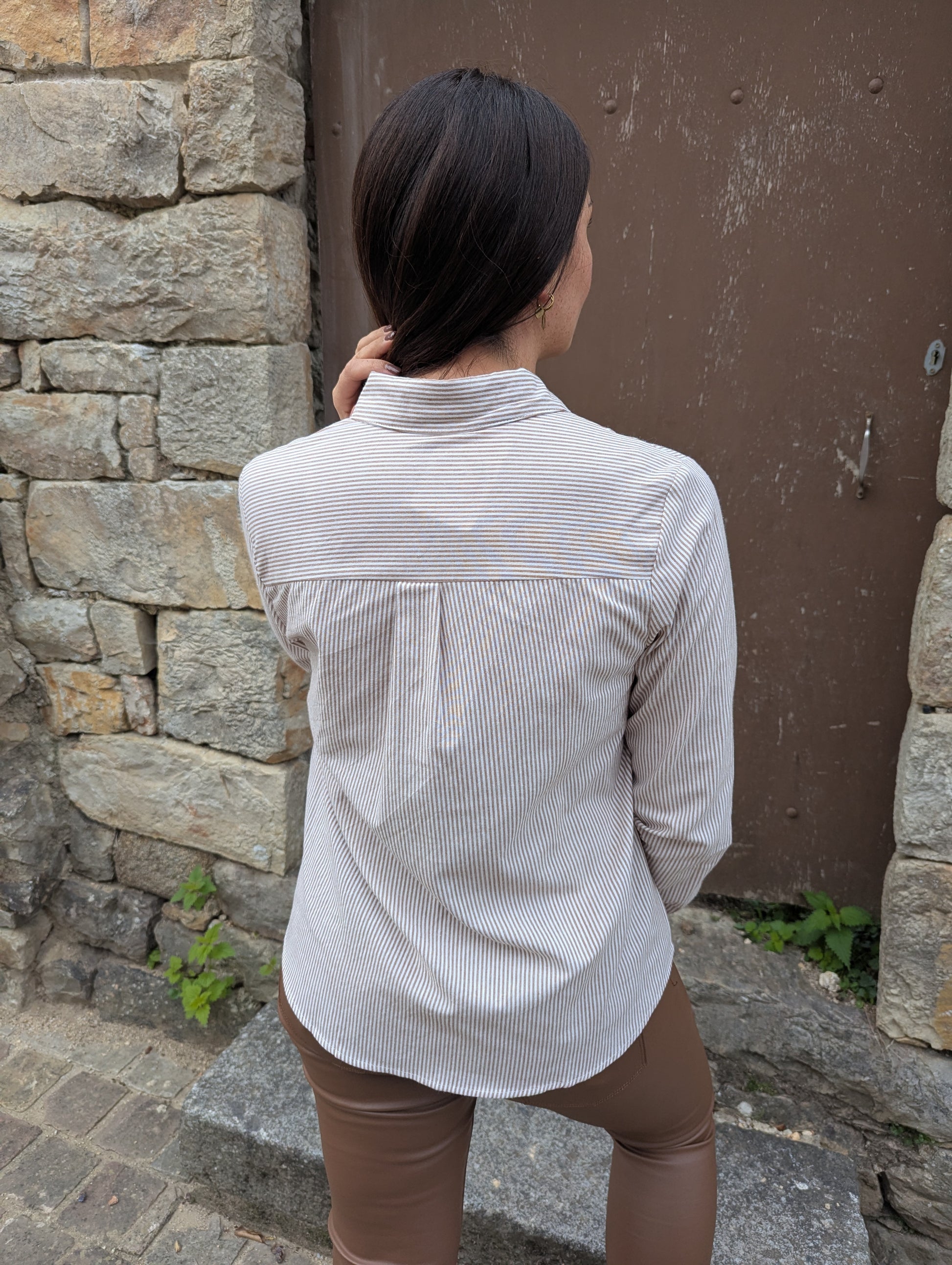 Chemise rayée marron et blanc coeur brodé poche
