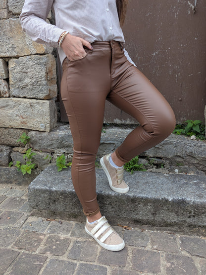 Pantalon huilé simili cuir marron camel push up