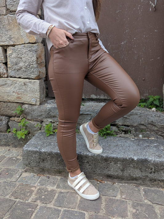 Pantalon huilé simili cuir marron camel push up