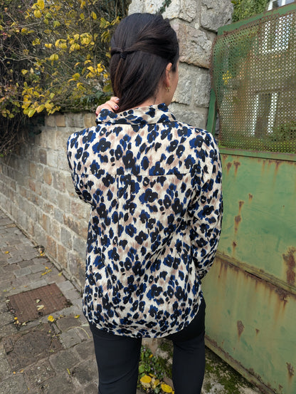 Chemise fluide fleuri motif léopard noir bleu beige
