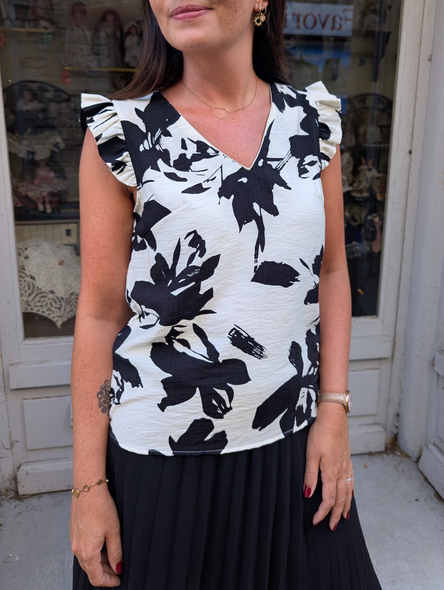 Top col en v écru et noir liseré doré femme fluide
