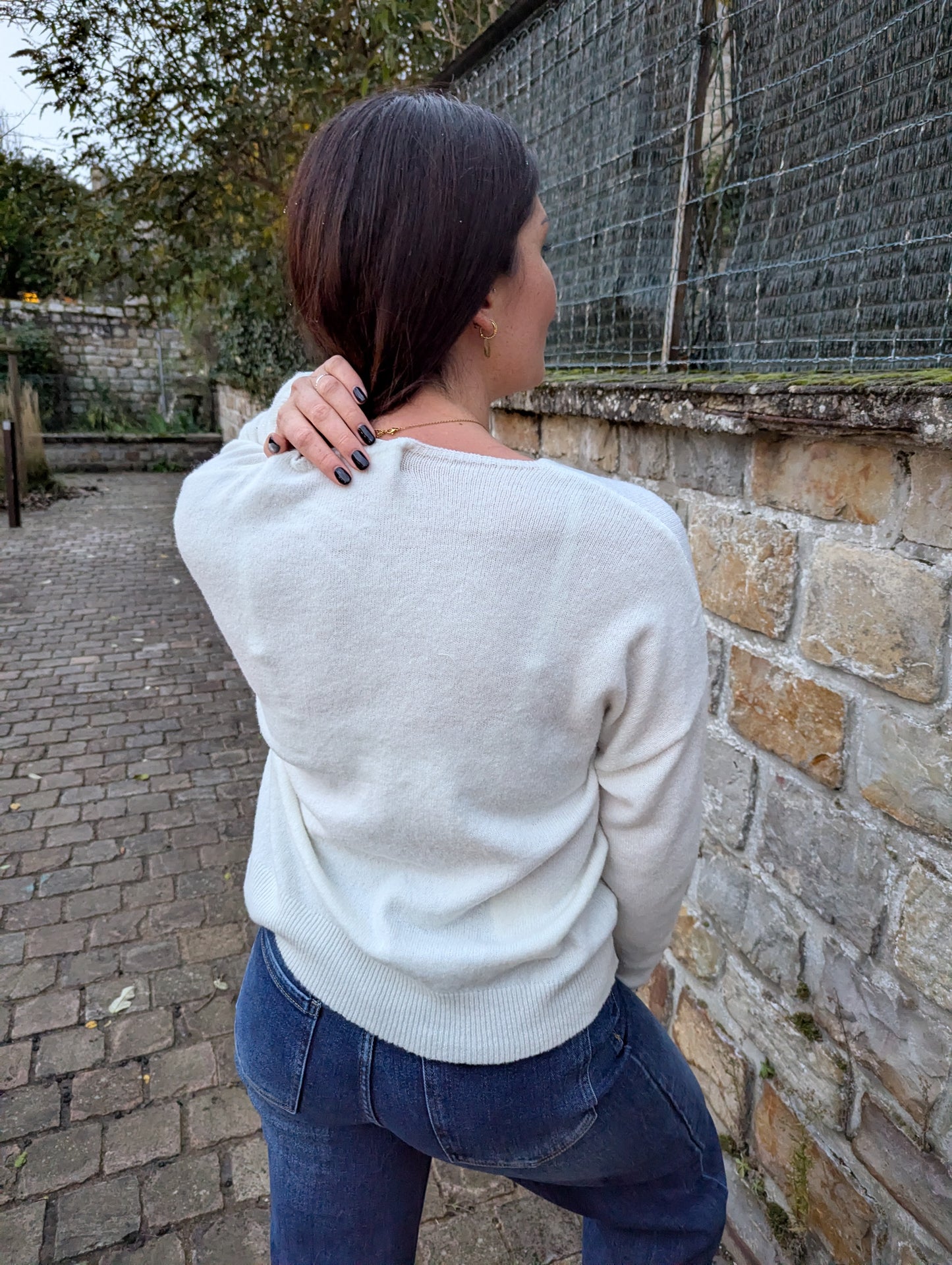 Pull oversize blanc écru avec petit coeur bleu roi