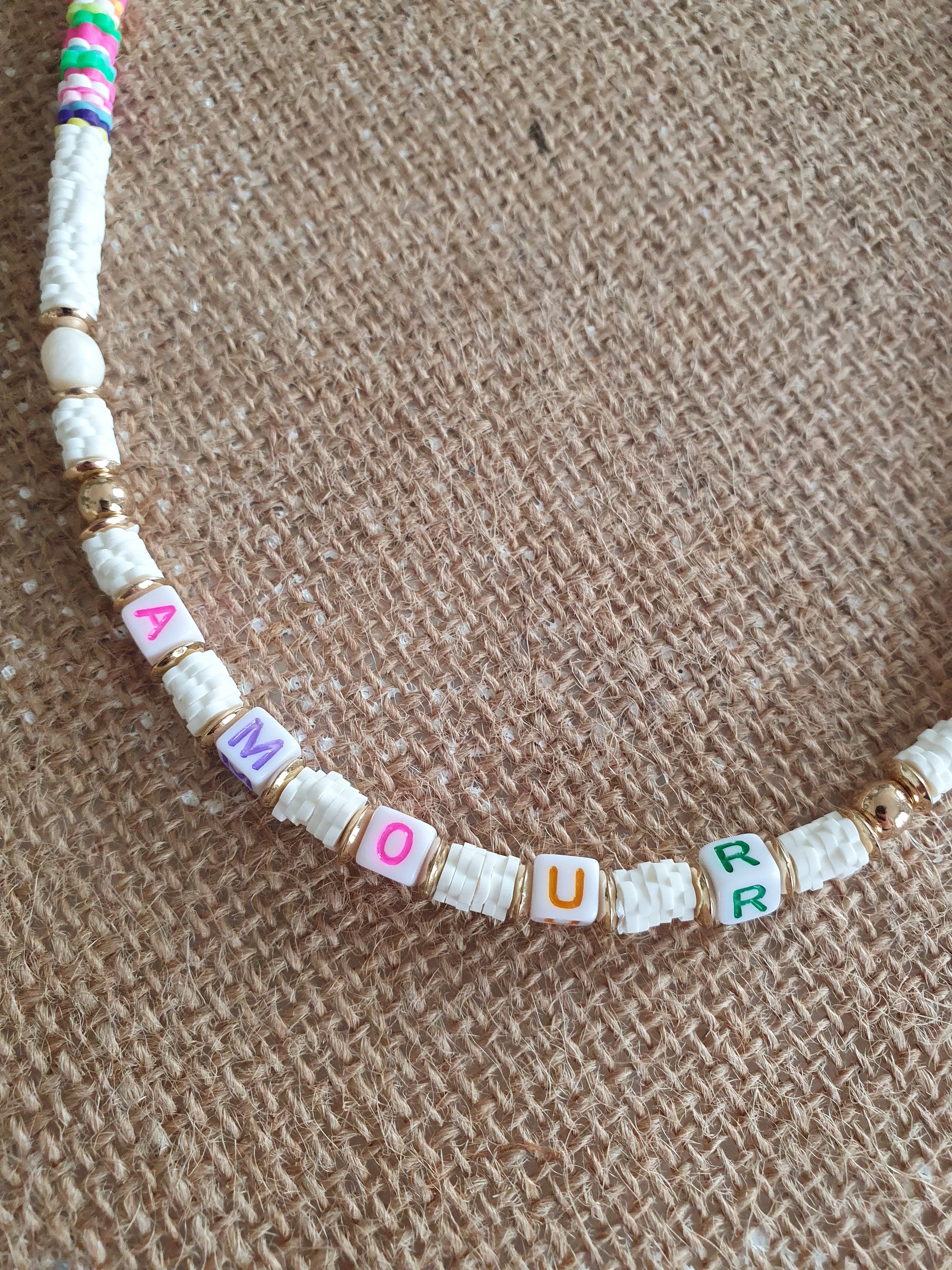 Collier en perles blanc multicolore mot amour pour femme