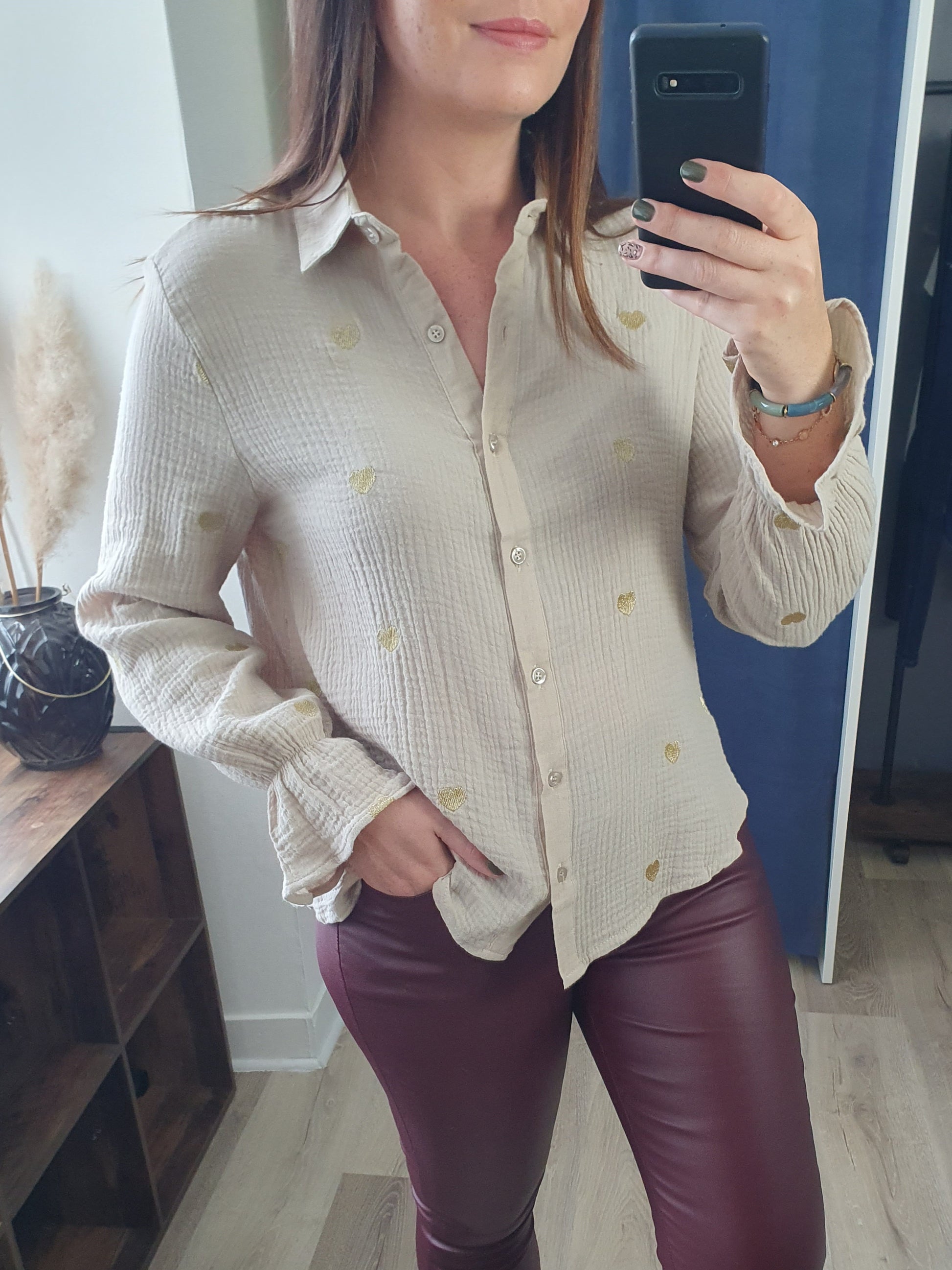 Chemise gaze de coton beige avec coeurs dorés femme