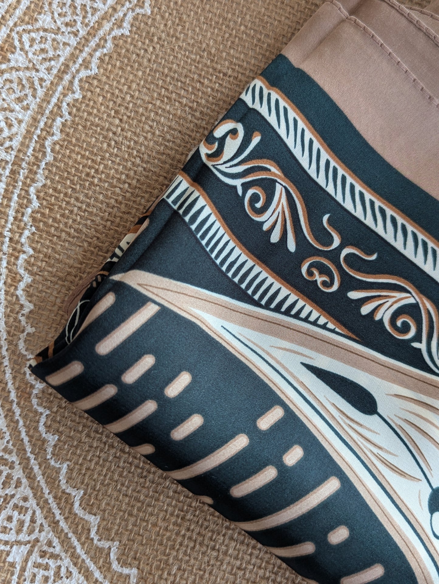 Foulard carré satiné cachemire camel vert et foncé