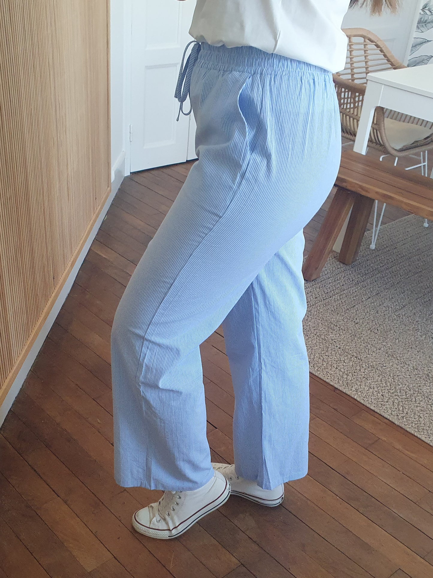 Pantalon rayé bleu et blanc fluide en coton pour femme