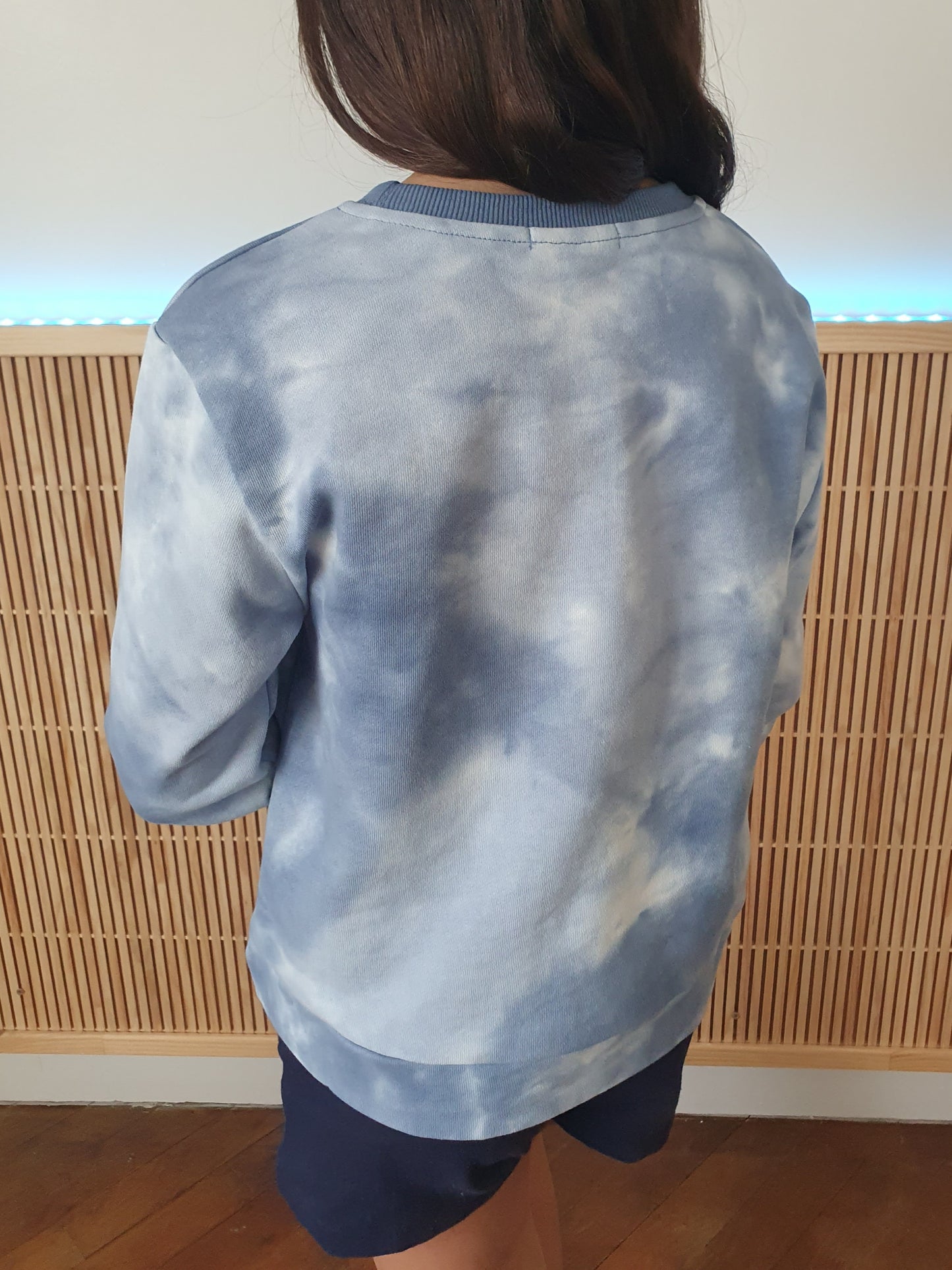 Sweat tie and dye bleu et blanc effet délavé pour fille