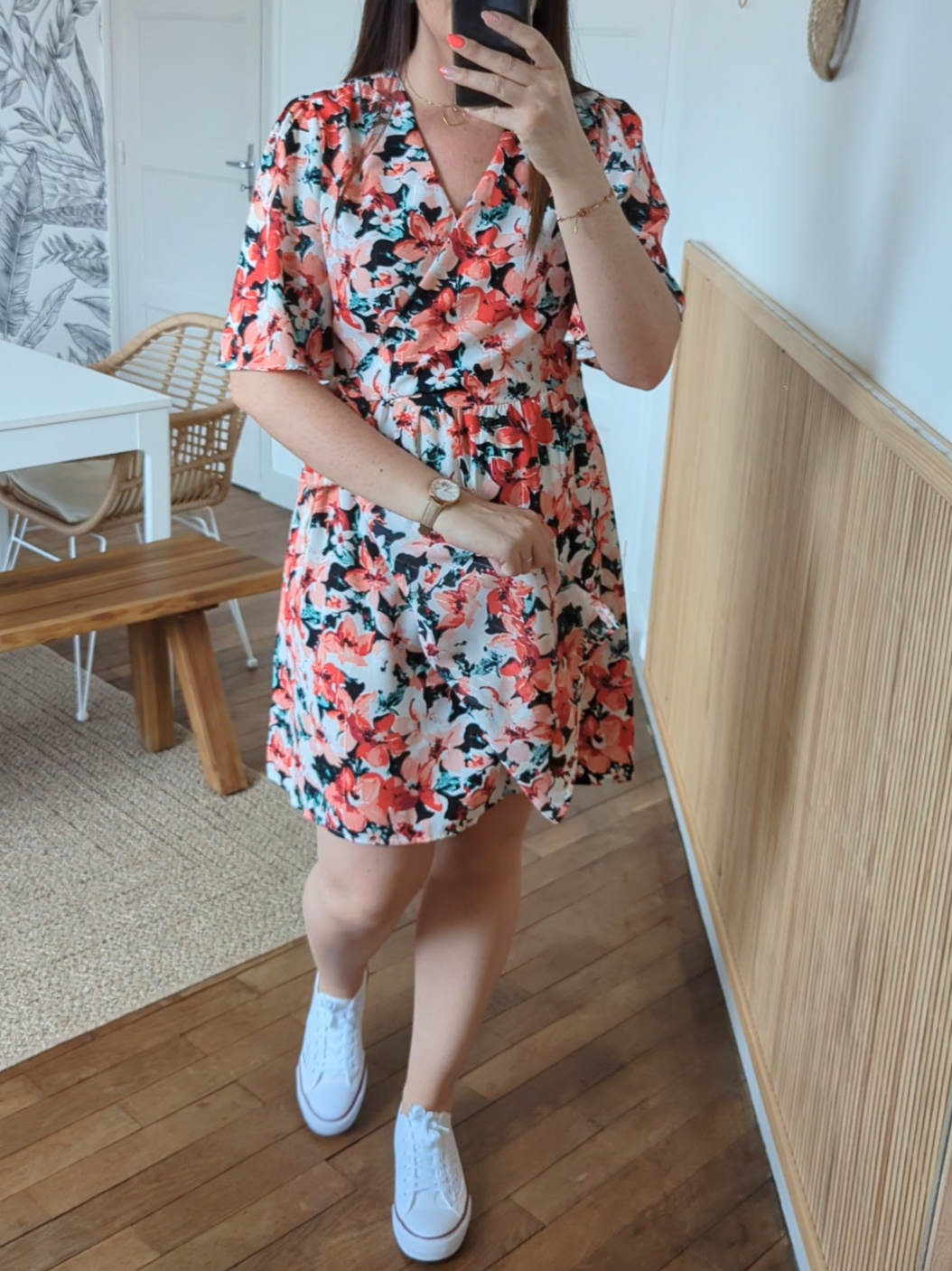 Robe courte fleurie cache-coeur et coupe portefeuille rose