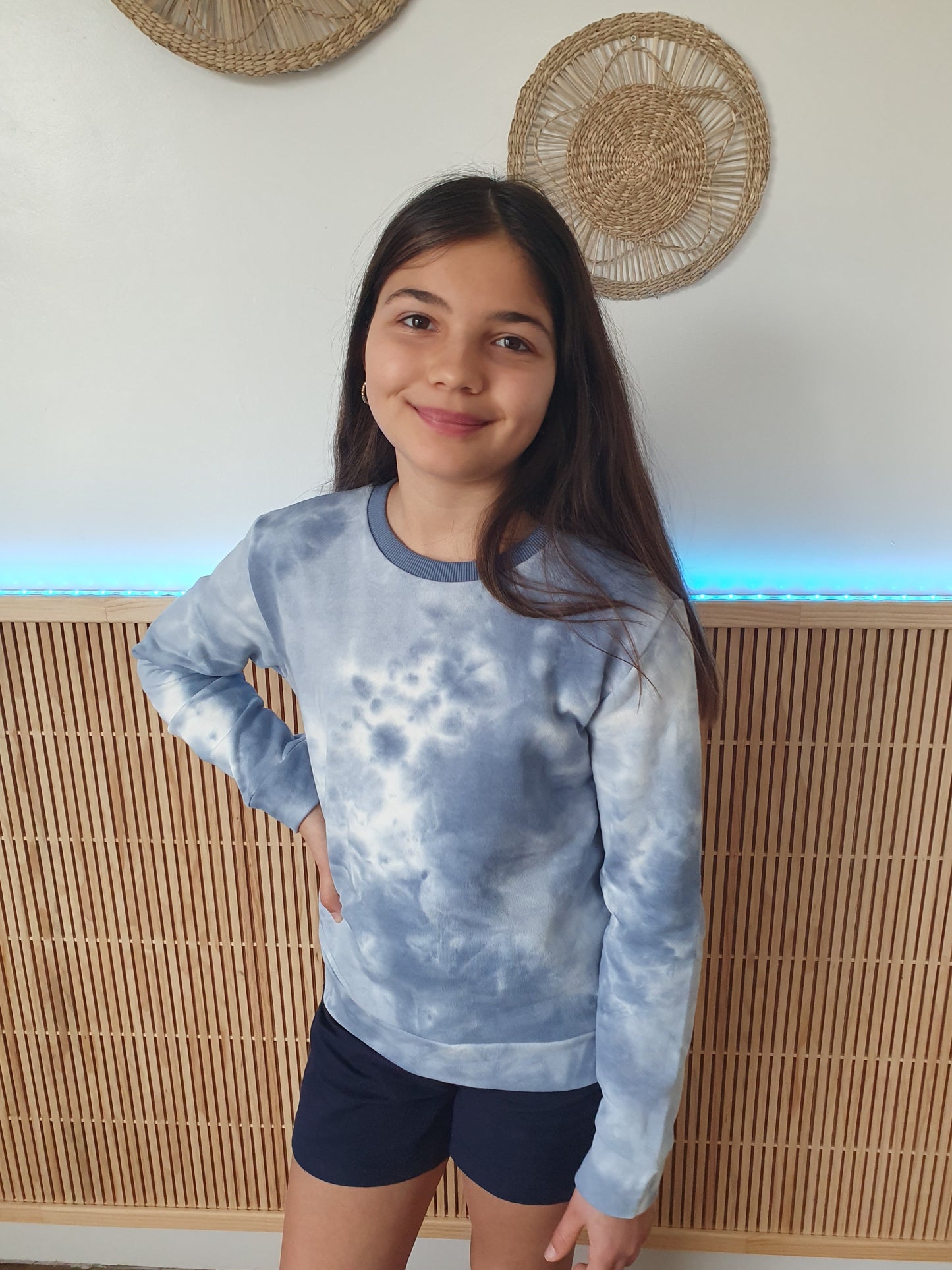 Sweat tie and dye bleu et blanc effet délavé pour fille
