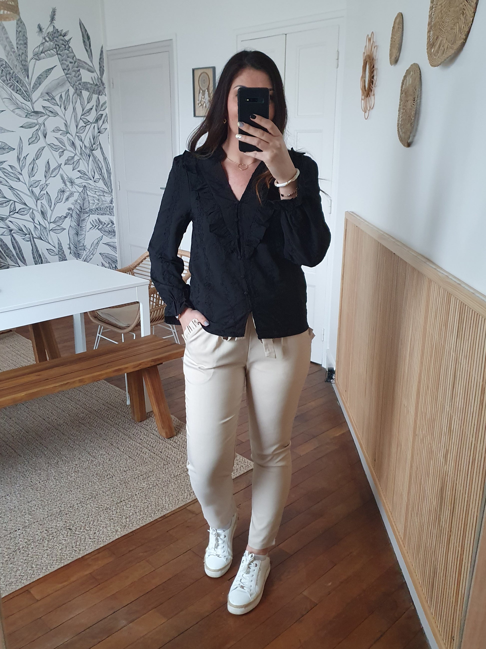 Blouse noire col en v avec détails froufrous jabot