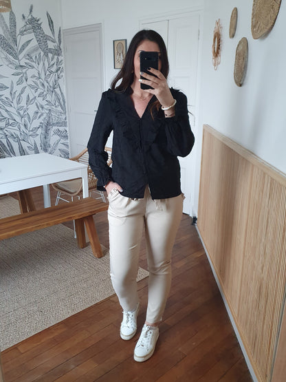 Blouse noire col en v avec détails froufrous jabot