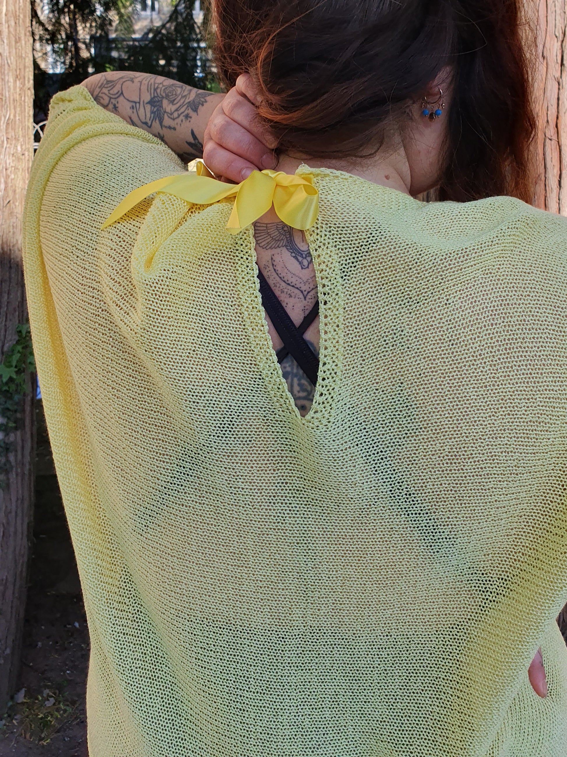 Pull ajouré jaune avec ruban au dos manches chauve souris