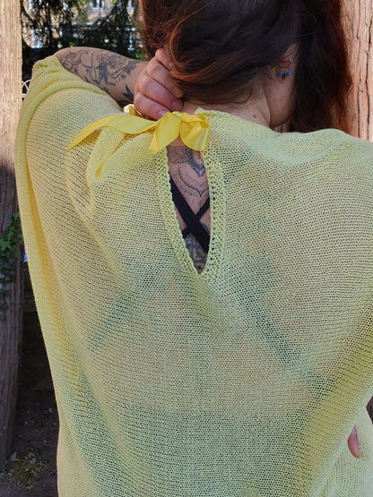 Pull ajouré jaune avec ruban au dos manches chauve souris