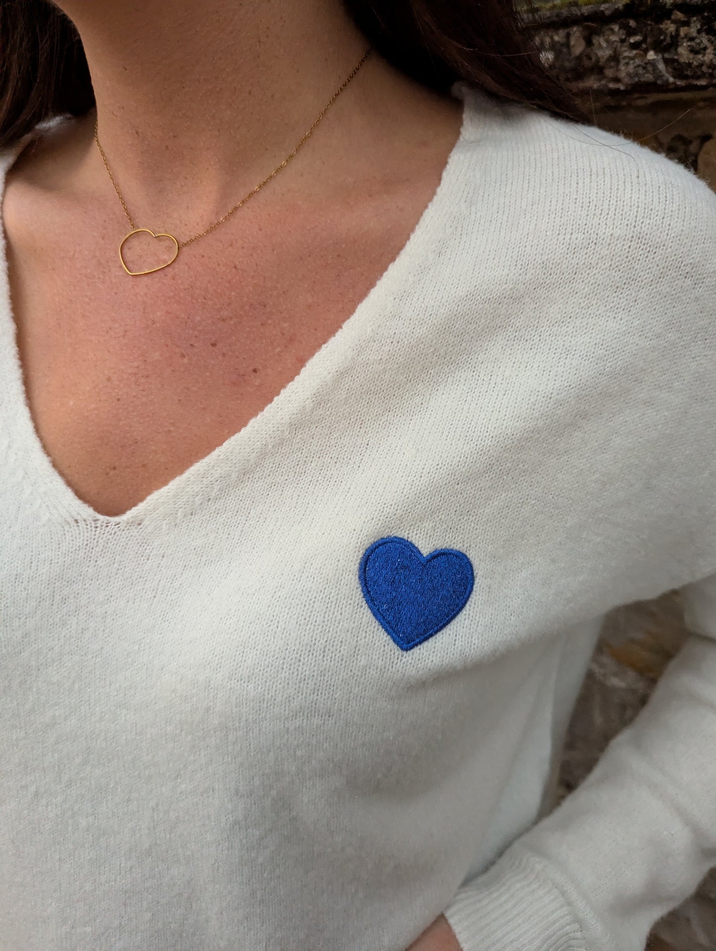 Pull oversize blanc écru avec petit coeur bleu roi