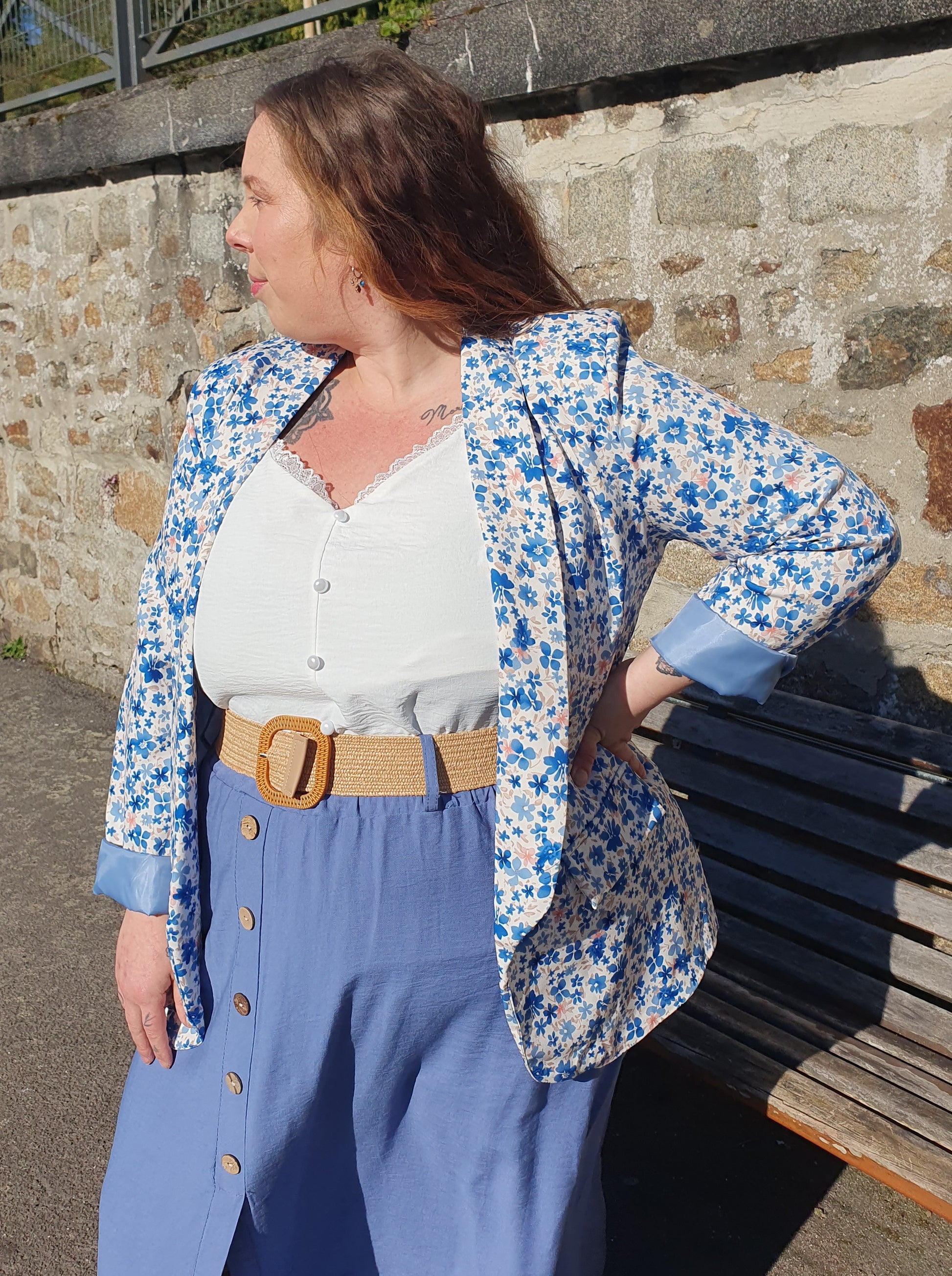 Blazer fluide motif fleuri bleu et blanc grande taille curvy
