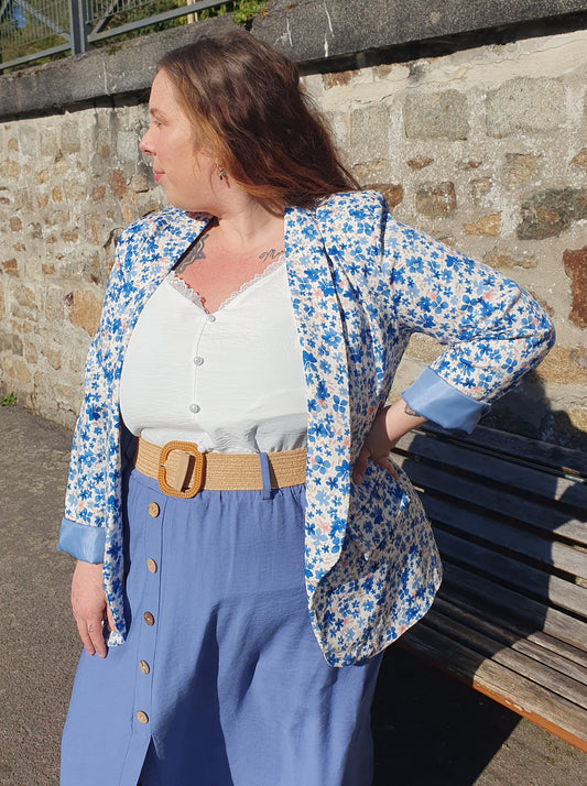 Blazer fluide motif fleuri bleu et blanc grande taille curvy