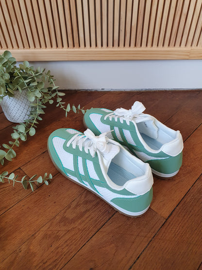 Baskets vert d'eau et blanc semelle beige style gazelle