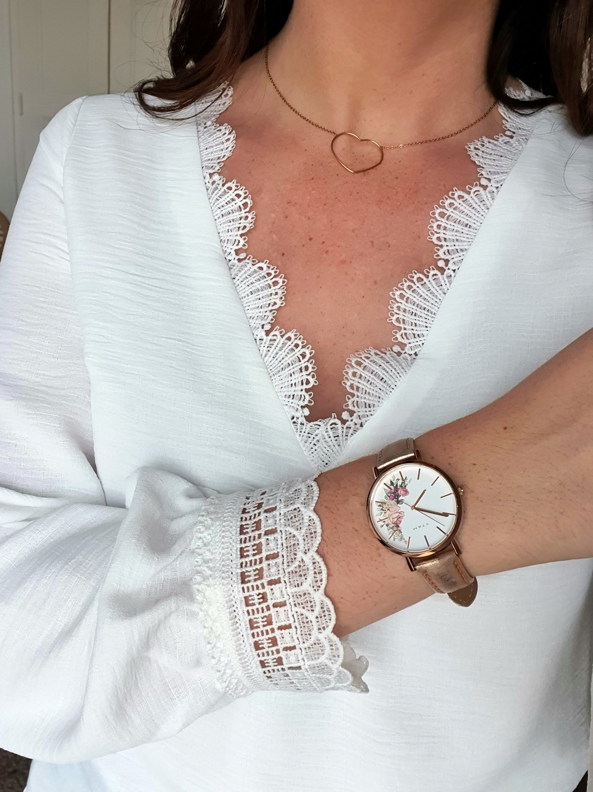 Blouse fluide blanche avec détails dentelle féminin chic