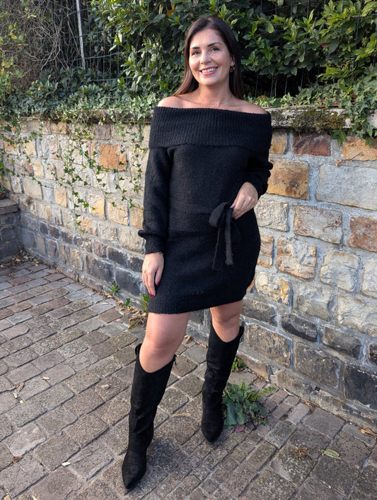 Robe pull noir avec col revers épaules et ceinture