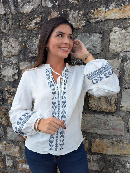 Blouse bohème blanc bleu marine effet point de croix