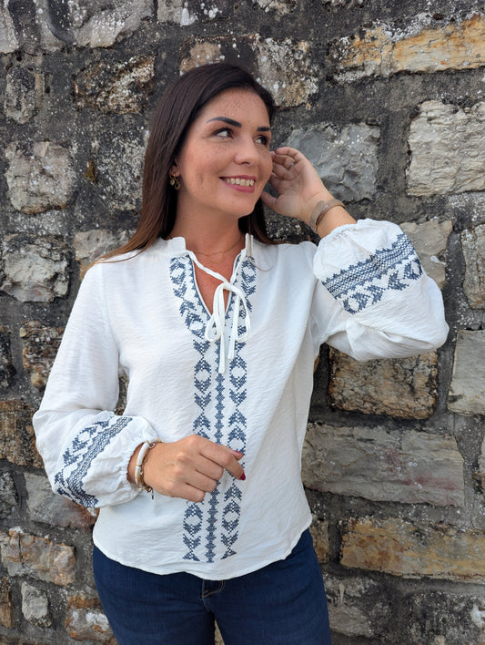 Blouse bohème blanc bleu marine effet point de croix