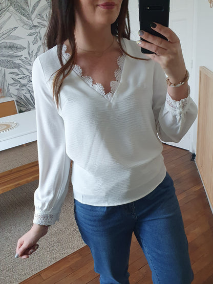 Blouse fluide blanche avec détails dentelle féminin chic