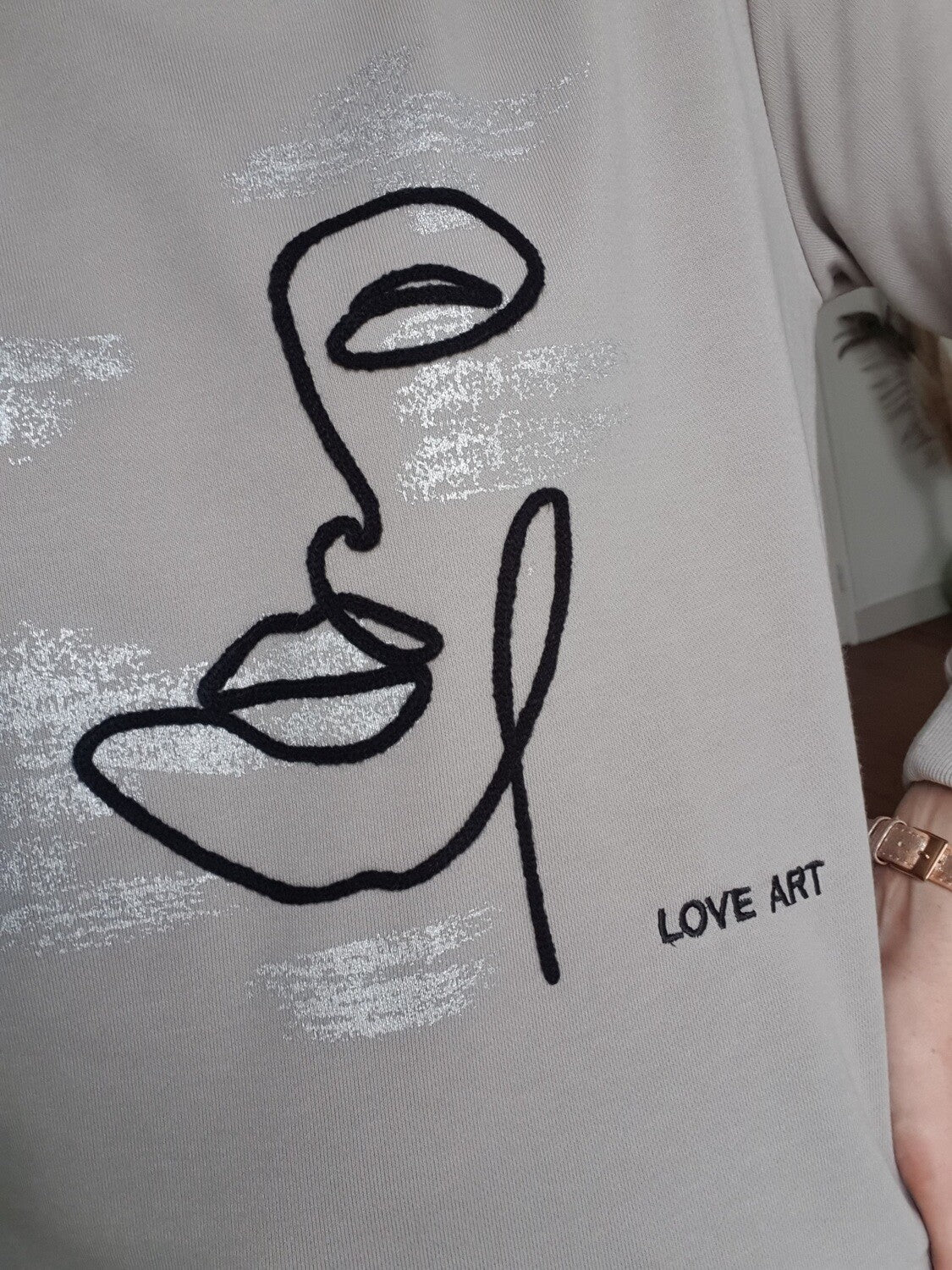 Sweat gris Love art col rond effet irisé molletonné