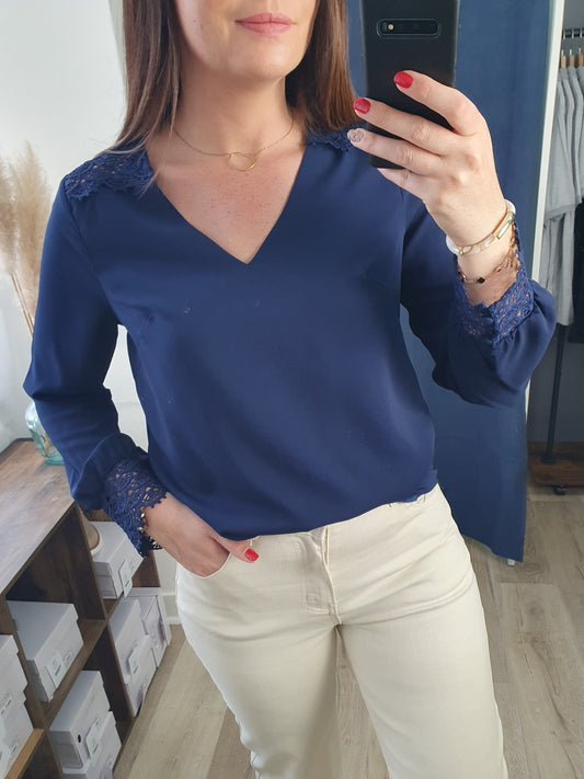 Blouse fluide bleu marine avec détails dentelle féminin chic
