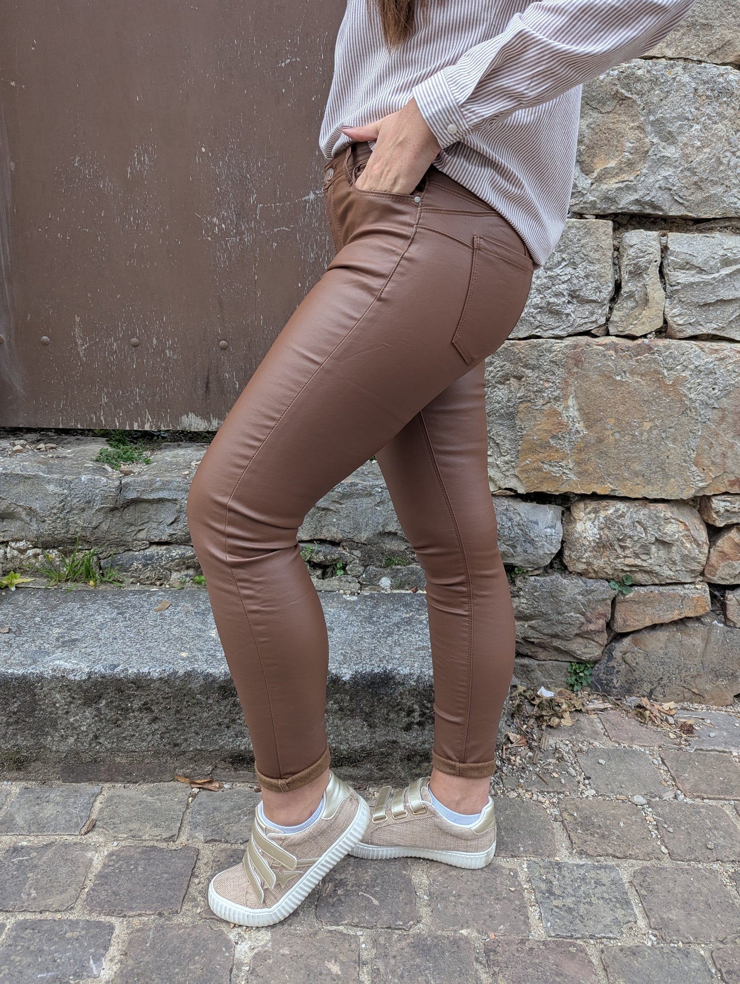 Pantalon huilé simili cuir marron camel push up