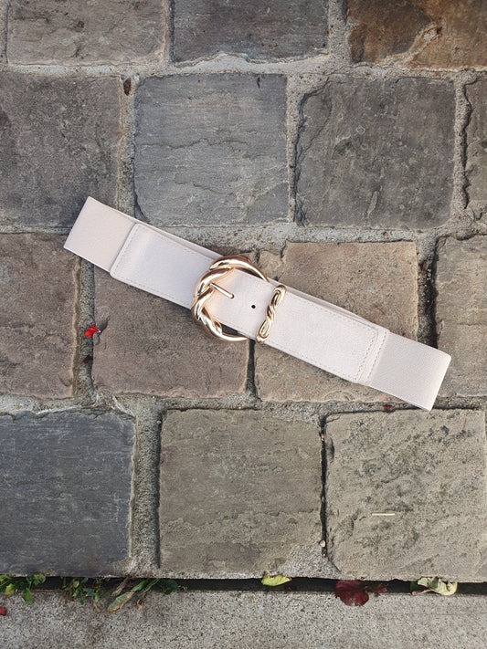 Ceinture élastique beige avec boucle dorée devant suédine